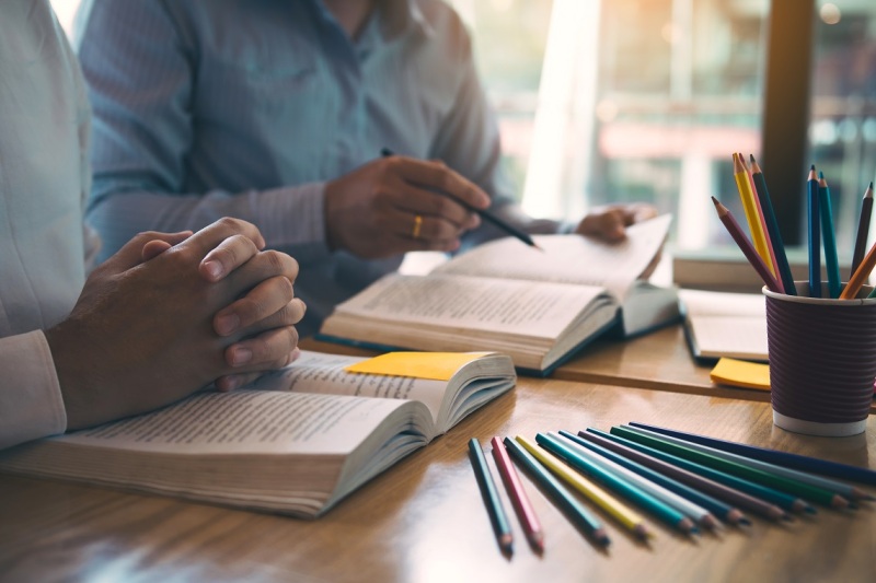 Studia na kierunku administracji — jaka praca po studiach?