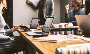 Usługi sprzątania firm i biur popularną usługą